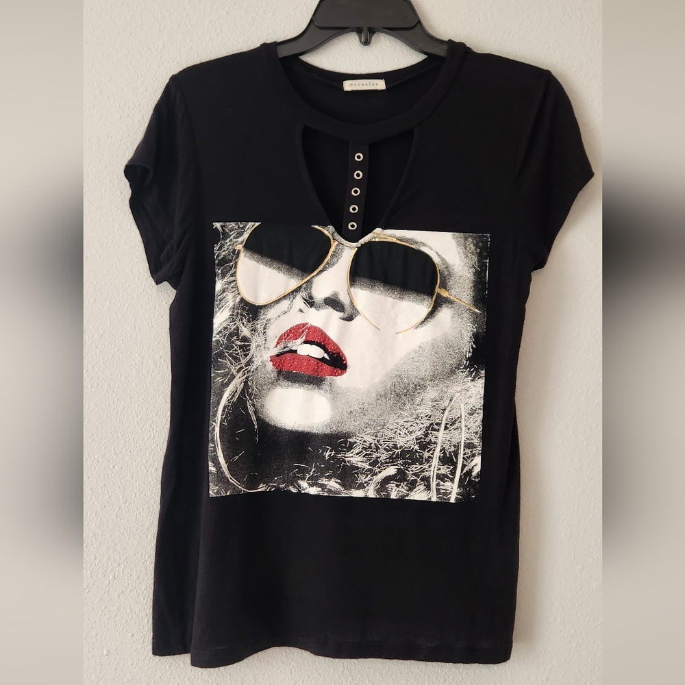 🔥Junior's Black Edgy Fashion Tshirt Streetwear with cut out detail Size L